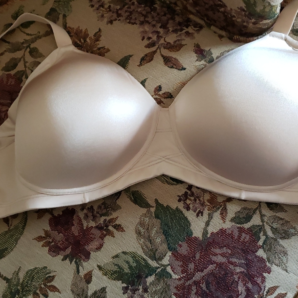 Vanity fair bra, size 42B, beige color, padded.